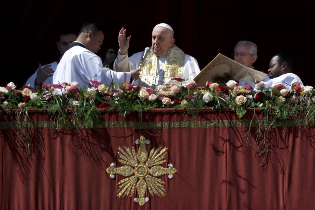 Papa, gençlerin ayaklarını yıkayıp öptü! Bakın neden... 21
